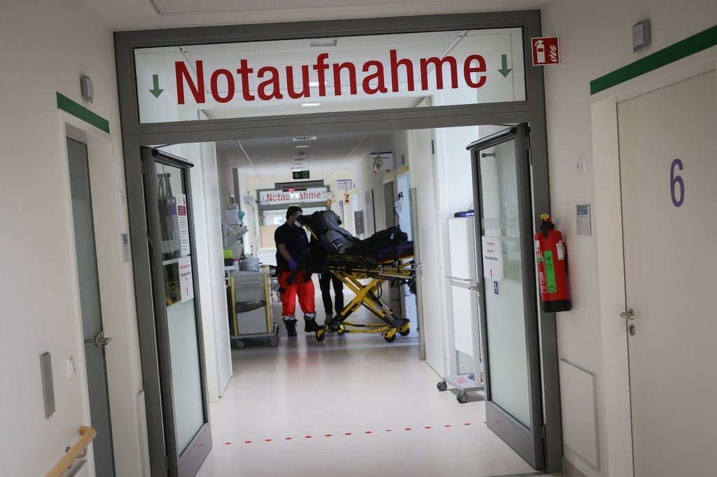 Die Notaufnahmen sollen künftig in neuen Integrierten Notfallzentren aufgehen. Pro 400.000 Einwohnerinnen und Einwohner soll es laut Gesundheitsminister Lauterbach ein Zentrum geben.