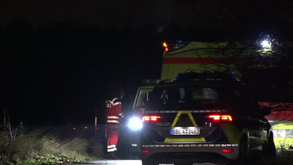 Einsatzkräfte der Polizei, Rettungsdienst und Notarzt sind an einem Tatort im Einsatz.
