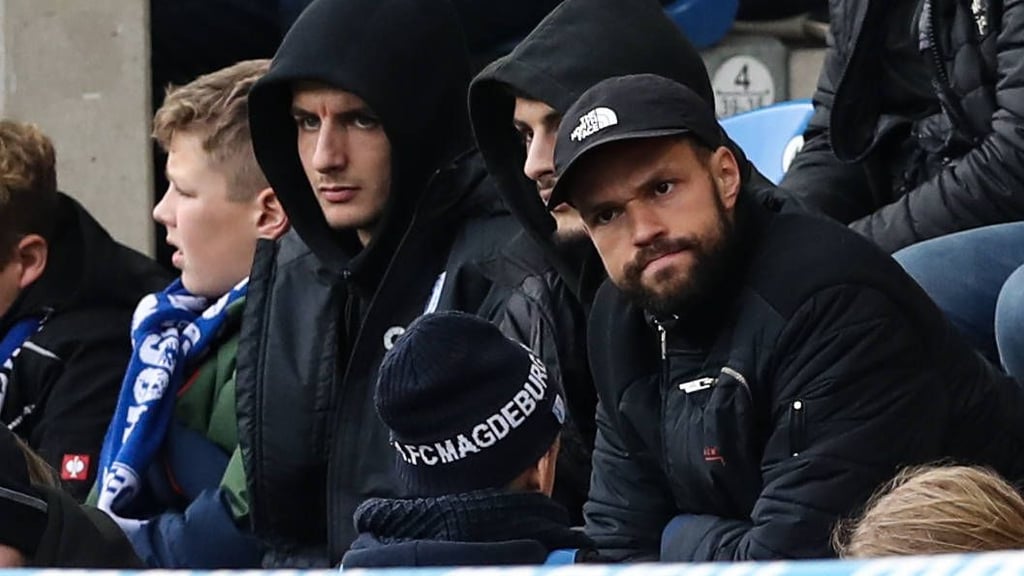 Luc Castaignos, hier in zivil als Zuschauer bei einem FCM-Spiel, steht vor der Rückkehr ins Training beim 1. FC Magdeburg.