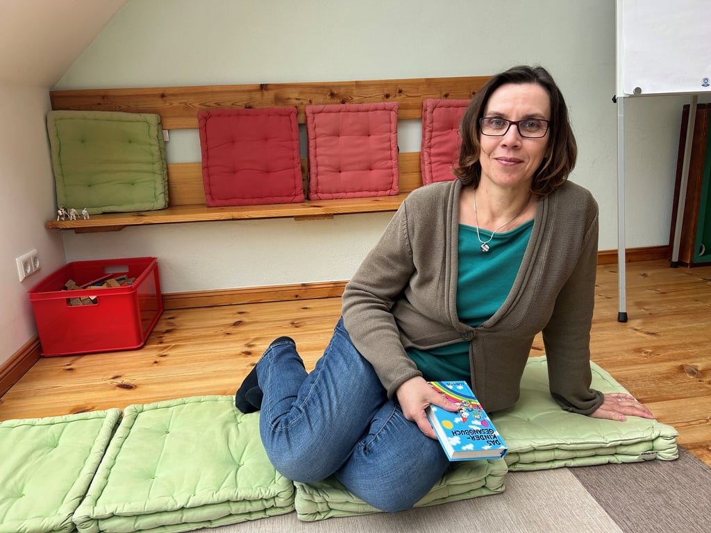 Susanne Becker ist die neue Gemeindepädagogin der Kreuzgemeinde in Magdeburg-Nordwest. Sie sitzt gerne auch mit den Kindern auf dem Boden, weil das „total erdet“.