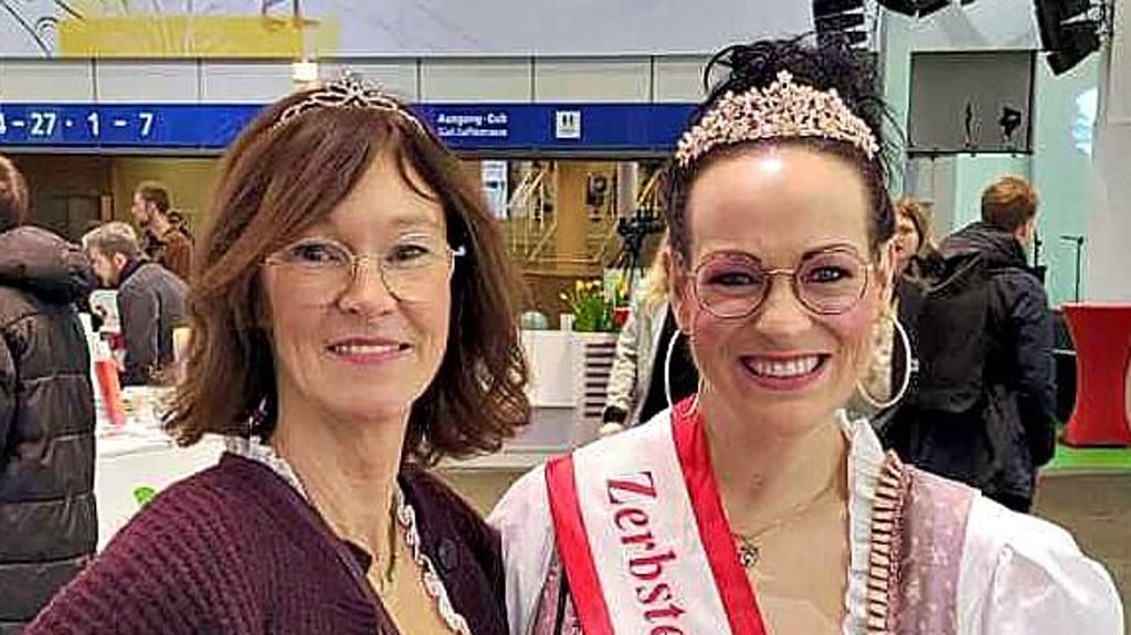 Zwiebelkönigin Stefanie Stutterheim (r.) und Zwiebelprinzessin Anne-Kathrin Poßekehl geben das Zepter nun weiter.