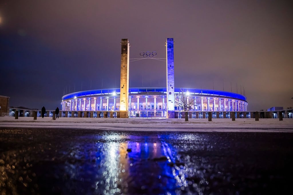Das Olympiastadion wird im Gedenken an den verstorbenen Vereinspräsidenten von Hertha BSC Kay Bernstein blau-weiß beleuchtet.