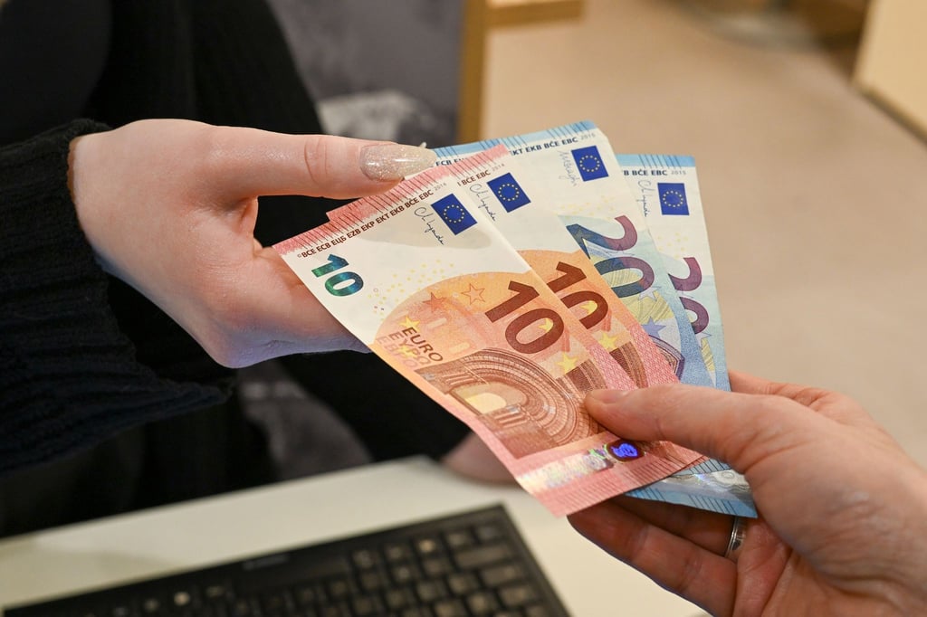 Einer Umfrage zufolge wollen 93 Prozent auch in Zukunft selbst entscheiden, ob sie bar oder unbar bezahlen.