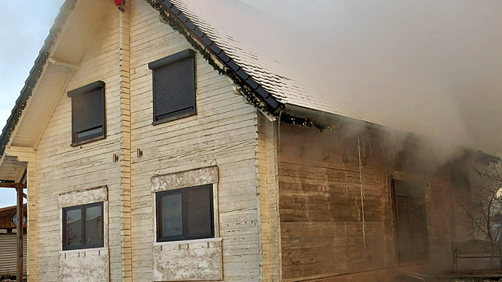 Überall steigt Rauch auf: das brennende Haus im Allstedter Ortsteil Sotterhausen.