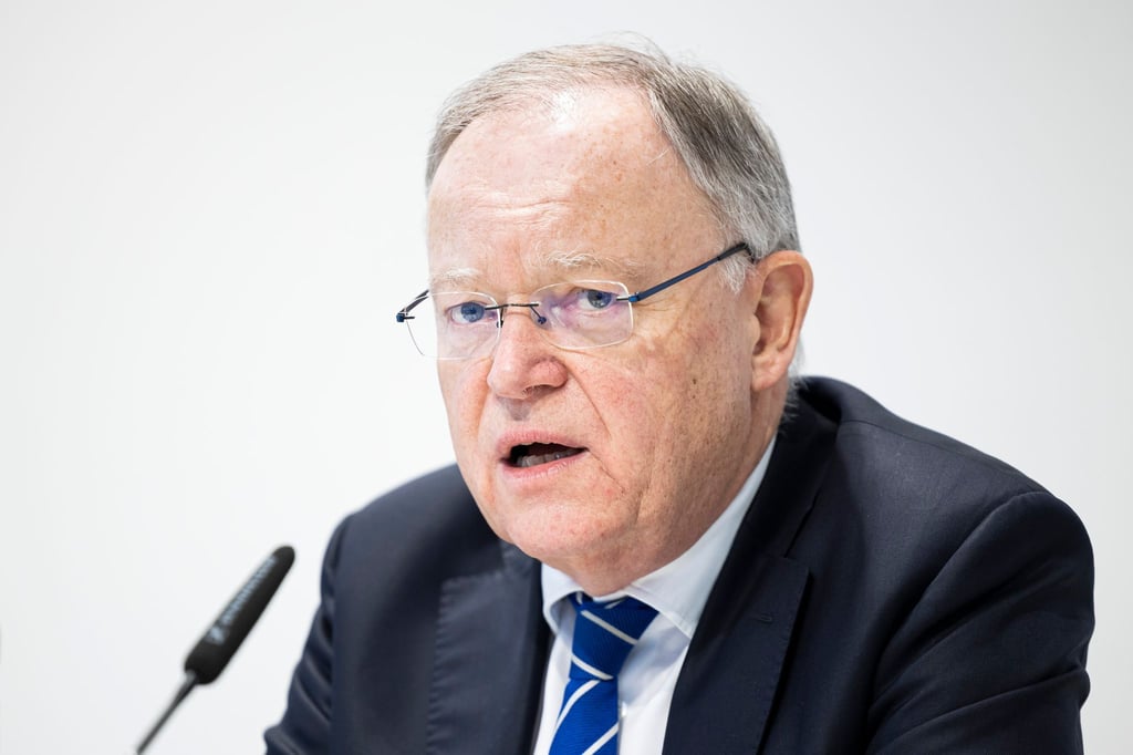 Stephan Weil (SPD), Ministerpräsident von Niedersachsen, spricht auf einer Pressekonferenz.