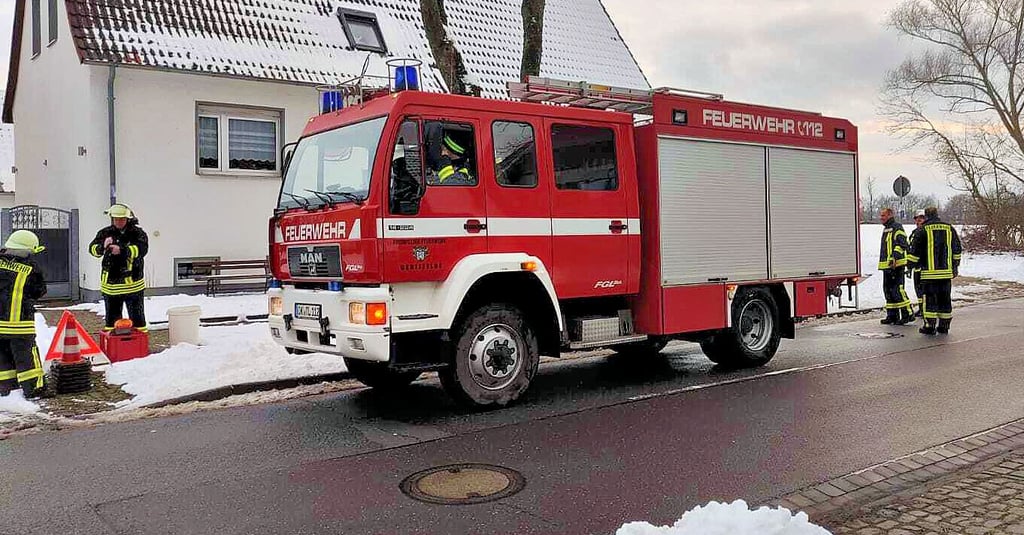 Feuerwehrleute aus Breitenrode und Oebisfelde rücken mit fünf Fahrzeugen zu einem Einsatz aus.