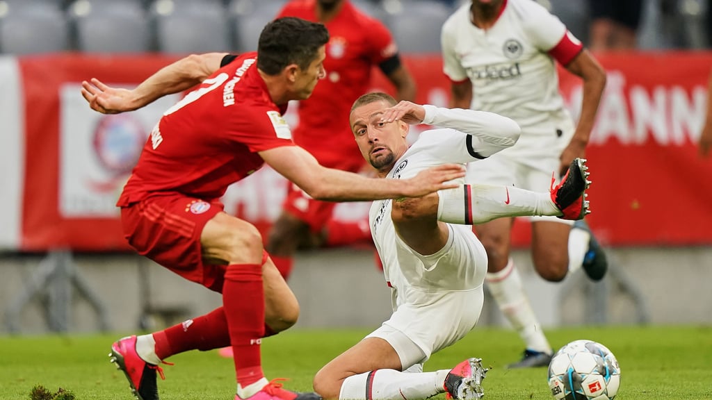 Stefan Ilsanker (r.) im Zweikampf mit Robert Lewandowski.