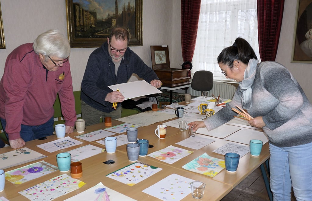 Die Jurymitglieder bei der Arbeit der Beurteilung der Bilder im Kreismuseum.