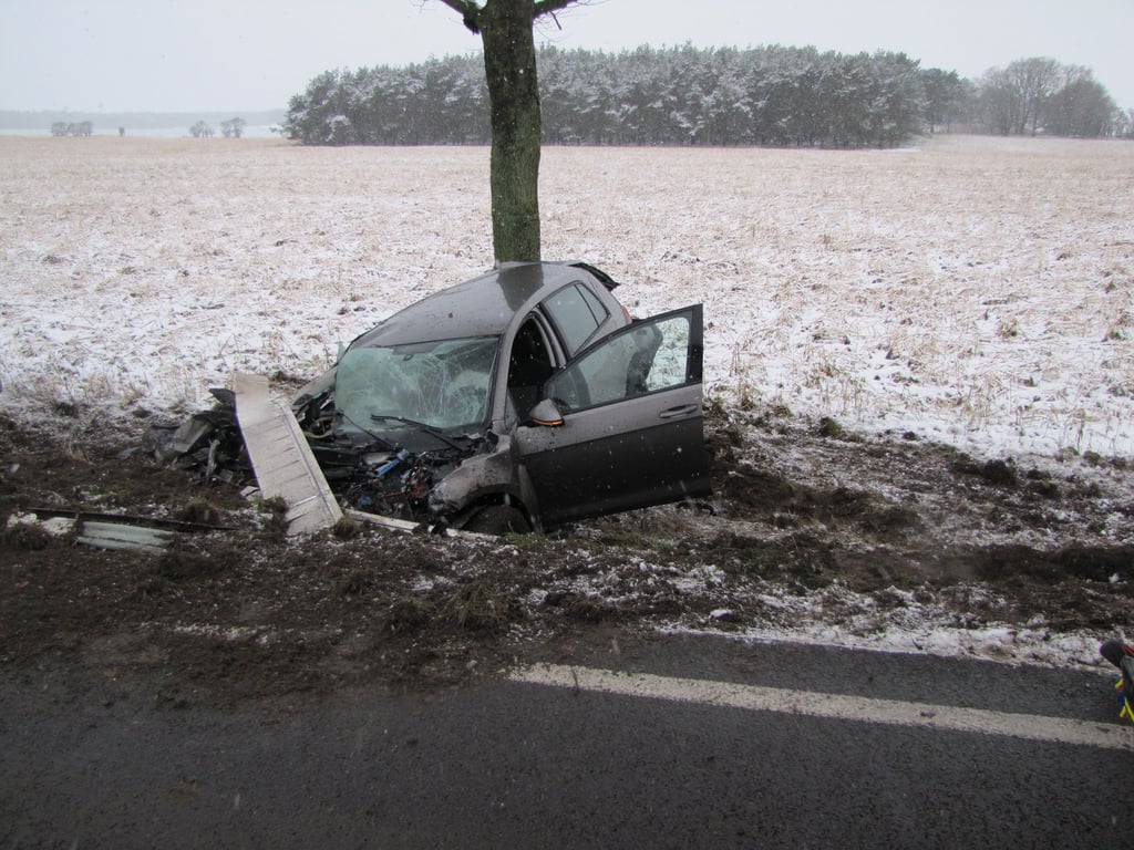 Auf der B71 zwischen Winterfeld und Cheinitz ereignete sich ein schwerer Unfall, bei dem eine 18-Jährige verletzt wurde.