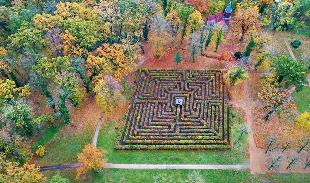 Der Irrgarten im Gutspark von Altjeßnitz kann in diesem Jahr wie die Bäder von Mitgliedern der Feuer- und Wasserwehren kostenfrei besucht werden.