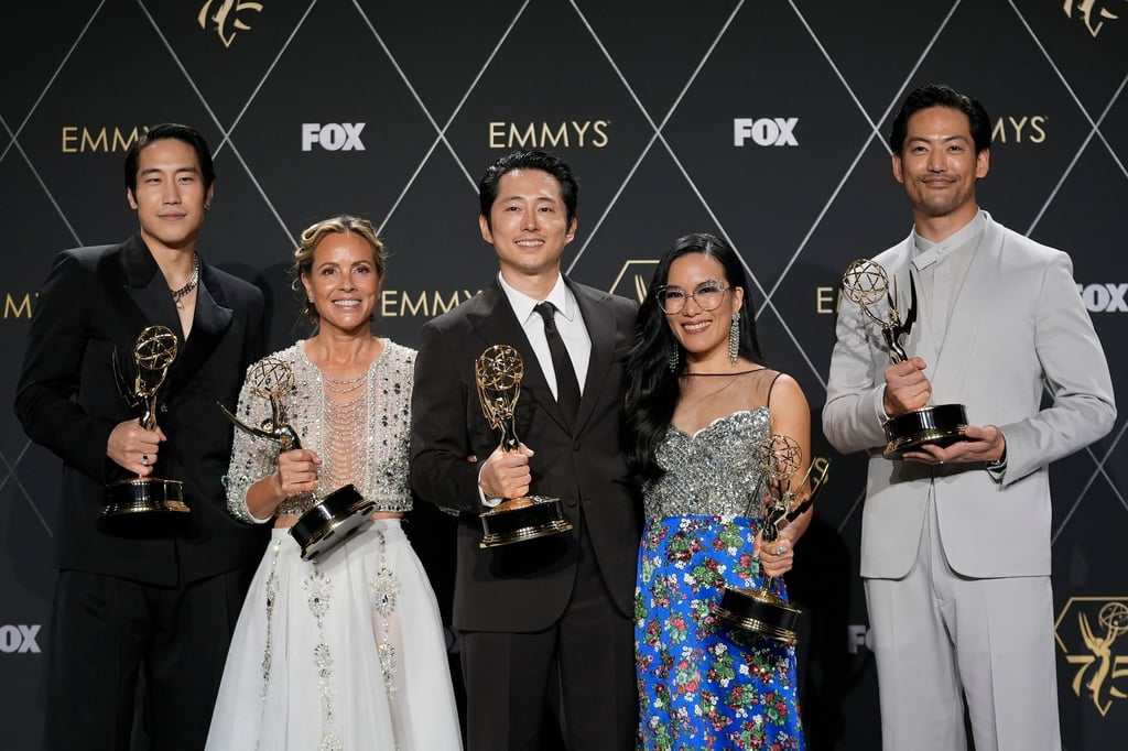 Young Mazino (l-r), Maria Bello, Steven Yeun, Ali Wong und Joseph Lee sind die Gewinner des Preises für die herausragende limitierte oder Anthologieserie für „Beef“.