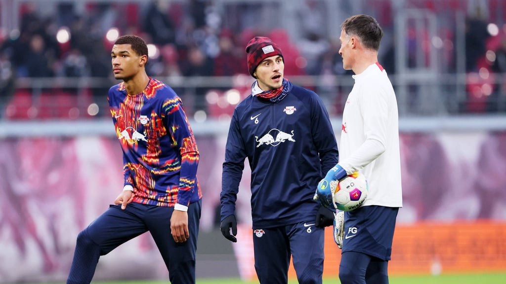 Yannick Eduardo (l.) gehörte gegen Eintracht Frankfurt erstmals zum Spieltagskader von RB Leipzig in der Bundesliga.