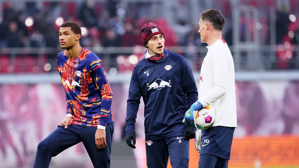 Yannick Eduardo (l.) gehörte gegen Eintracht Frankfurt erstmals zum Spieltagskader von RB Leipzig in der Bundesliga.