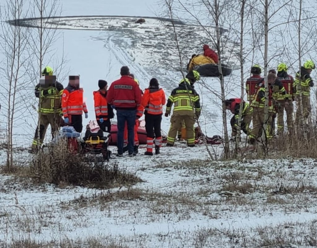 Einsatzkräfte der Feuerwehr sind an einer Einbruchstelle am Harthsee.