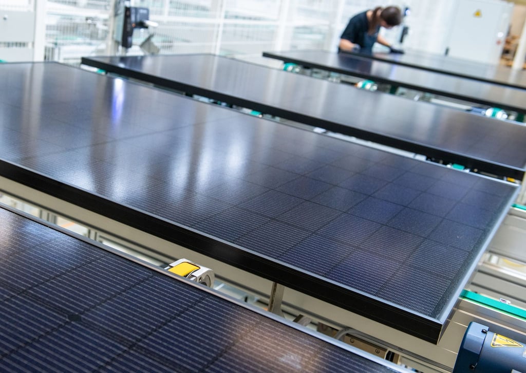 Eine Mitarbeiterin begutachtet Solarmodul.