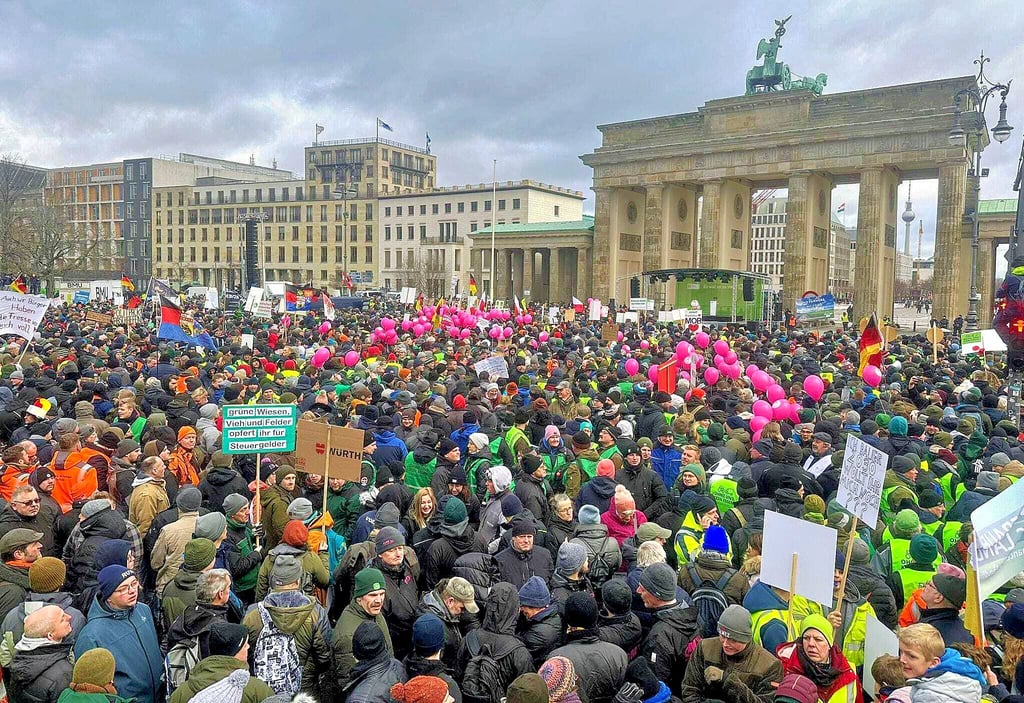 Tausende Landwirte haben am Brandenburger Tor in Berlin, unterstützt von Spediteuren, gegen die Politik der Bundesregierung demonstriert.