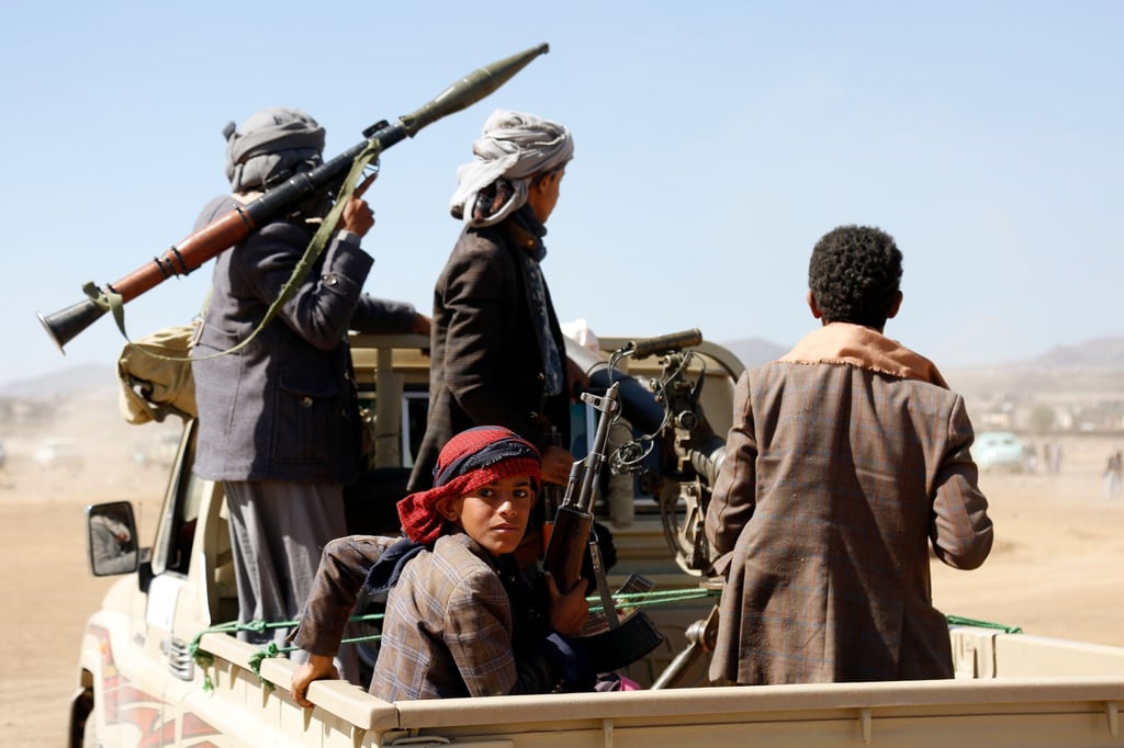 Huthi-Kämpfer sitzen auf der Ladefläche eines Fahrzeugs in Sanaa. Angesichts der Angriffe auf Schiffe im Roten Meer und Israel will Washington die Huthi auf der Terrorliste hochstufen.