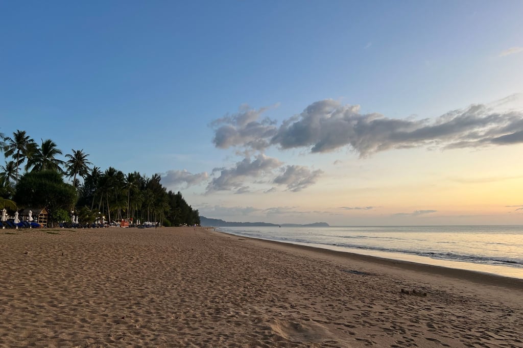Die kilometerlangen, einsamen Strände von Khao Lak lassen auch die Macher des Reiseführers „Lonely Planet“ schwärmen.