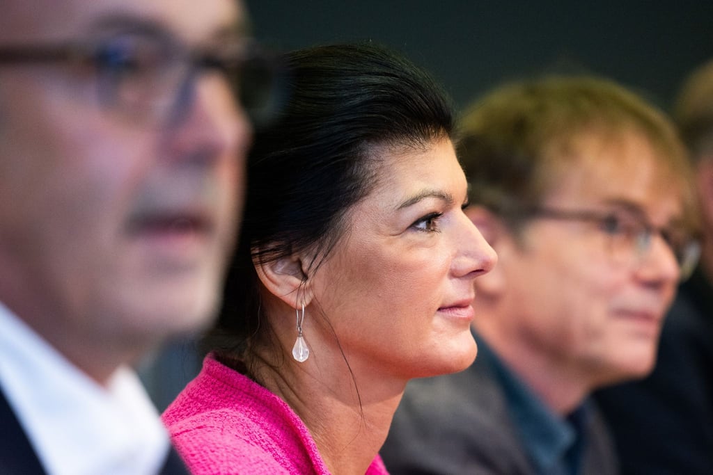 Parteivorsitzende Sahra Wagenknecht (M) während einer Pressekonferenz in Mainz.