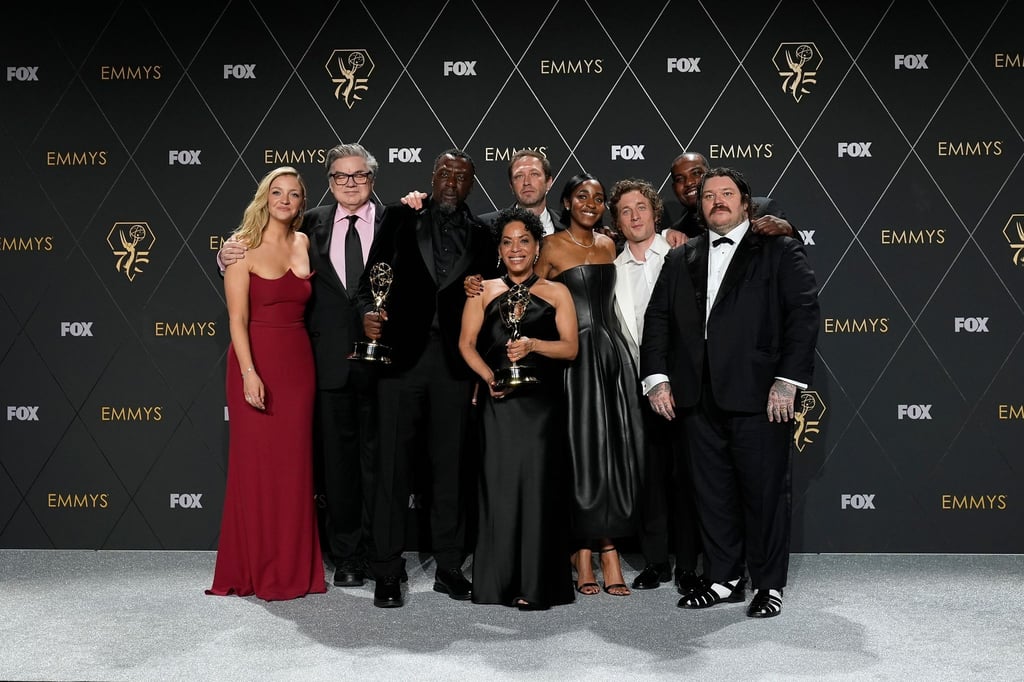Abby Elliott (l-r), Oliver Platt, Edwin Lee Gibson, Ebon Moss-Bachrach, Liza Colon-Zayas, Ayo Edebiri, Jeremy Allen White, Lionel Boyce und Matty Matheson gewannen für „The Bear“.