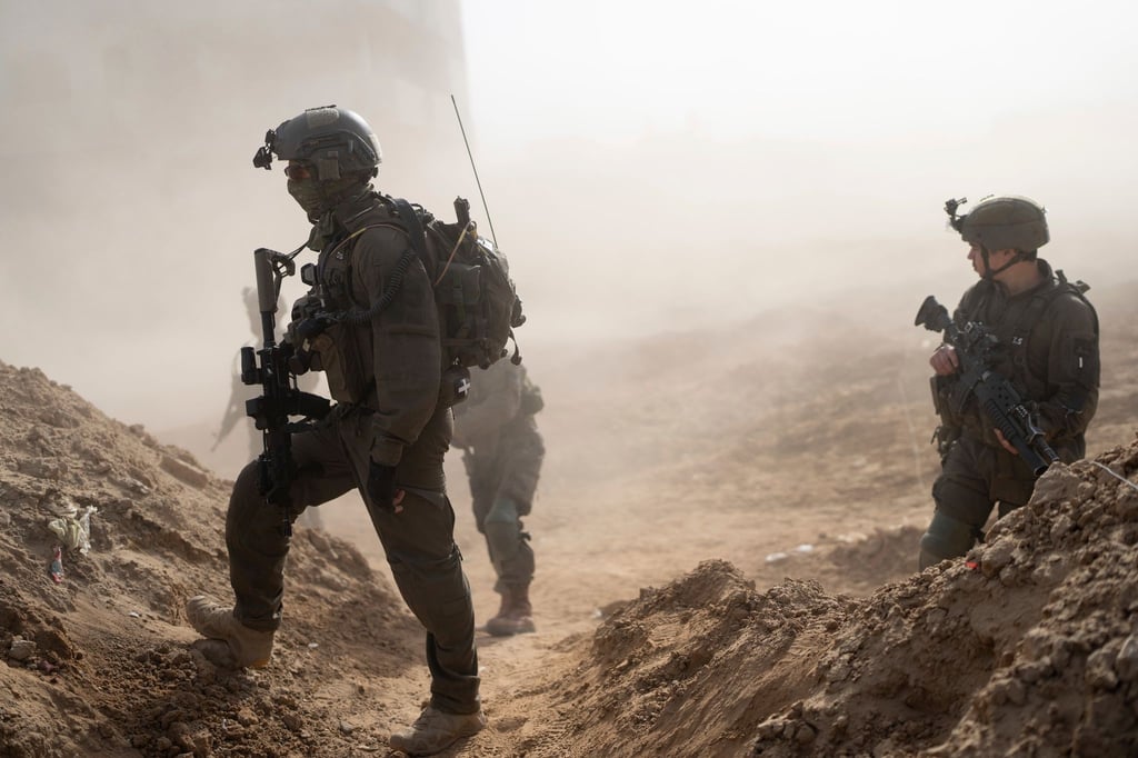 Israelische Soldaten gehen während einer Bodenoperation in Stellung.