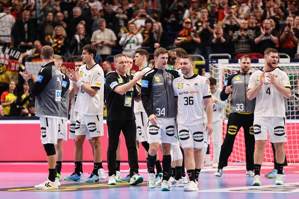 Deutschlands Spieler applaudieren nach dem Spiel den Fans. Sie verloren 30:33 (15:17) gegen Olympiasieger Frankreich.