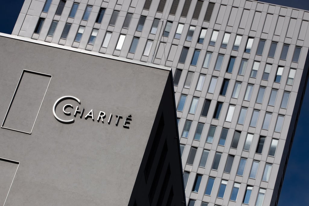 Das Charité-Logo ist an der Zentralen Notaufnahme zu sehen.