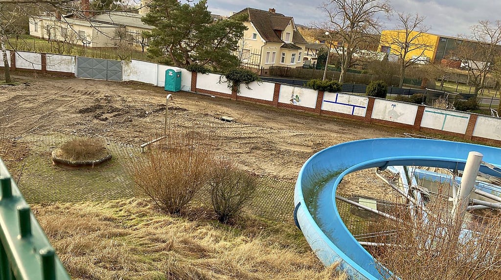 Die Bauarbeiten lassen erste Veränderungen am Freibad erkennen.