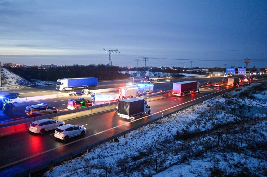 Einsatzfahrzeuge von Feuerwehr und Polizei stehen auf der A2 an der Abfahrt Magdeburg Zentrum an einer Unfallstelle.