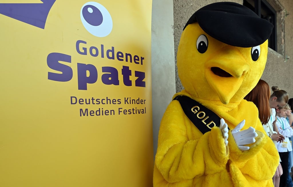 Das Maskottchen steht vor der Preisverleihung des 31. Medienfestivals „Goldener Spatz“ am Eingang.