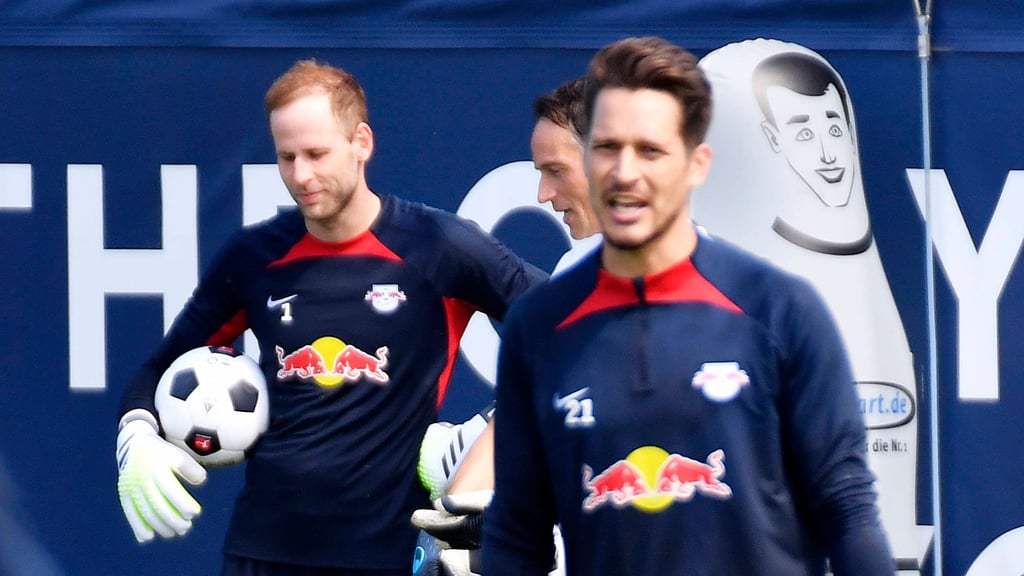 Janis Blaswich (r.) hat bei RB Leipzig noch die Nase vor Peter Gulacsi vorn.