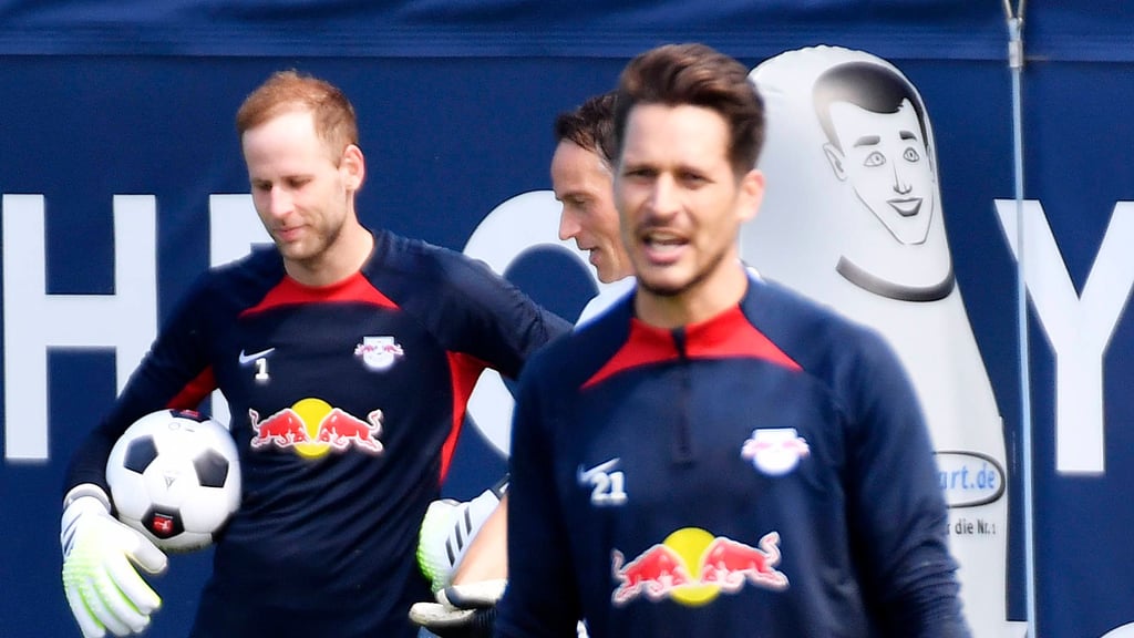 Janis Blaswich (r.) hat bei RB Leipzig noch die Nase vor Peter Gulacsi vorn.