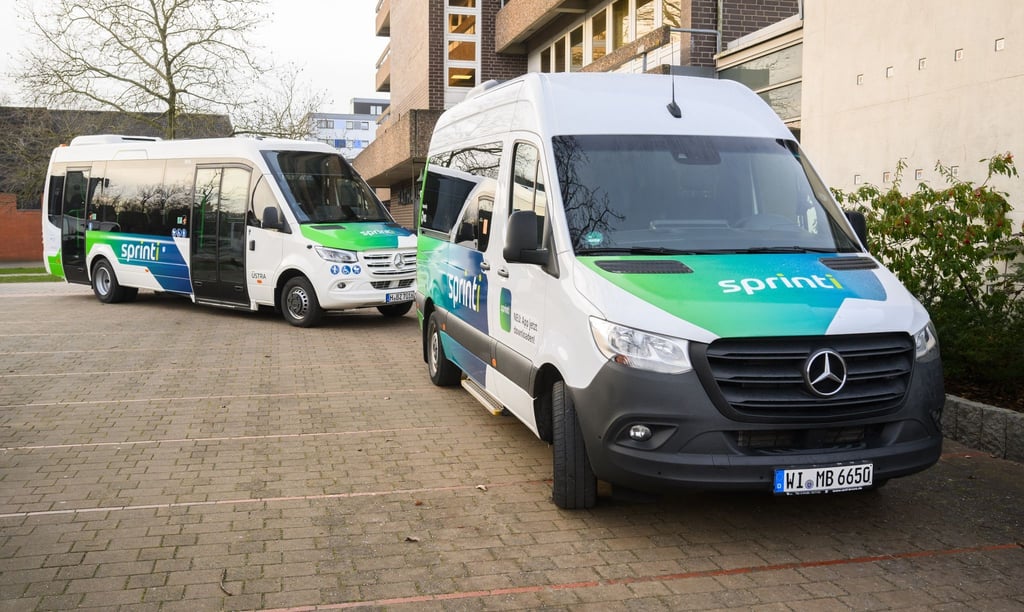 Zwei Kleinbusse stehen vor dem Rathaus in Sehnde in der Region Hannover.
