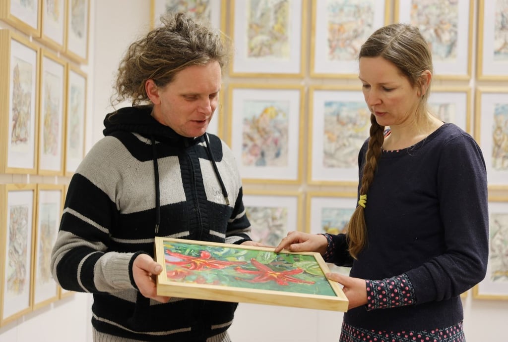 „Hasen-Maler“ Gabriel Machemer und Donata Hillger, der es beim Zeichnen und Malen vor allem Grünpflanzen angetan haben, im Stadtarchiv im Gespräch über die neue gemeinsame Ausstellung