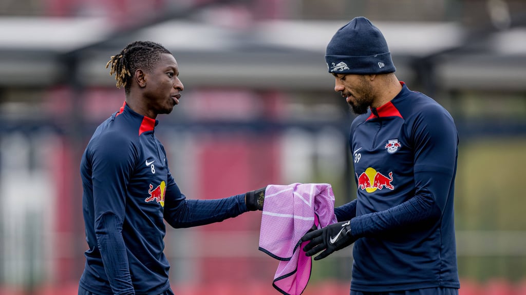 Amadou Haidara (l.) und Benjamin Henrichs sollen noch länger als bis 2025 bei RB Leipzig spielen.