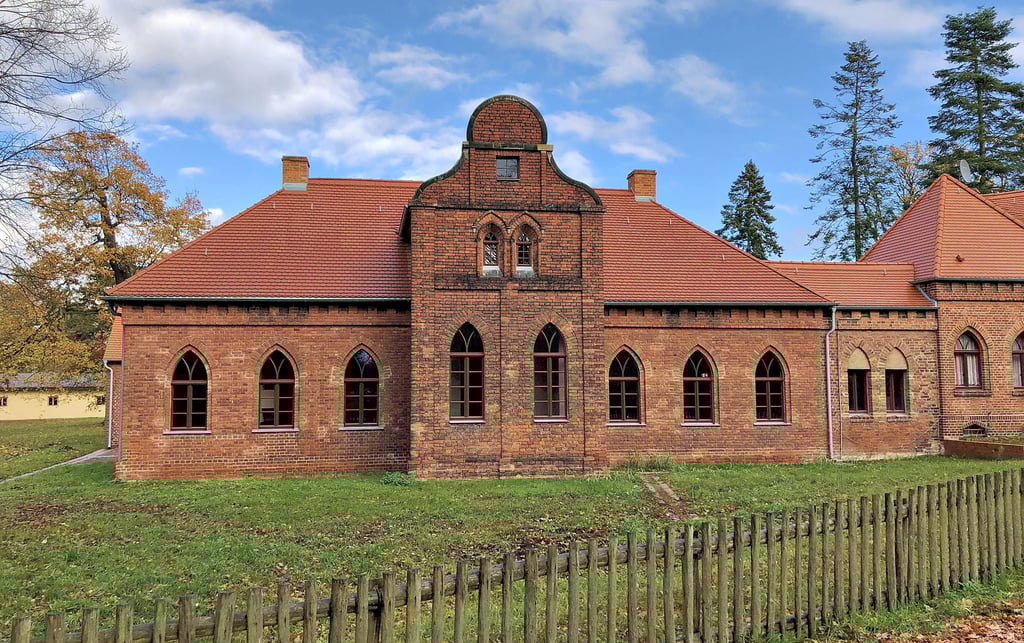 Die Sanierung des Gärtnerhauses am Jagdschloss Haideburg ist abgeschlossen. Der Mittelresalit, der hervorspringende Gebäudeteil auf der Südseite des Hauses, wird Baumeister Friedrich Wilhelm von Erdmannsdorff zugeschrieben.