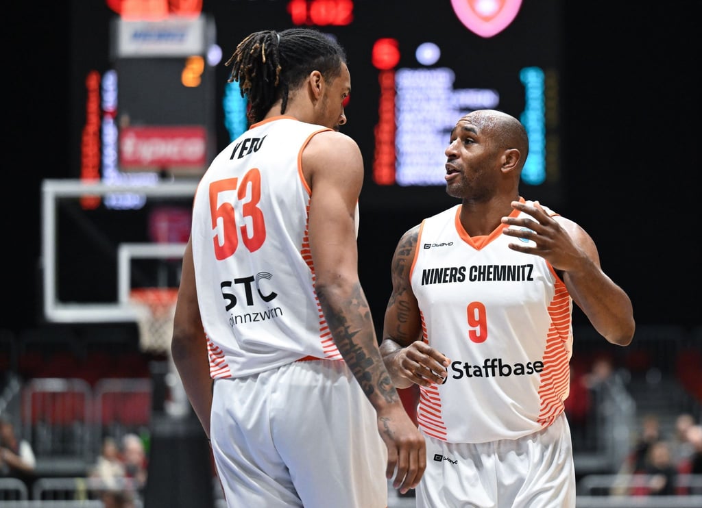 Die Chemnitzer Kevin Yebo (l) und DeAndre Lansdowne unterhalten sich auf dem Feld.