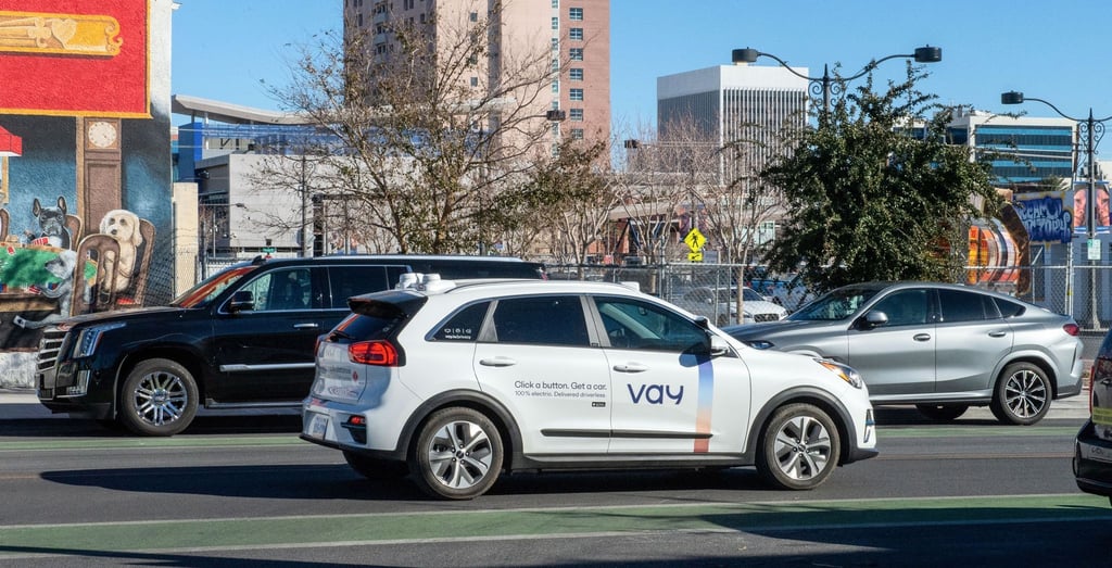 Ein Fahrzeug des Berliner Start-ups Vay fährt auf einer Straße in Las Vegas.