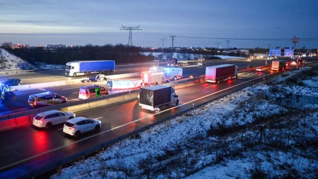 Nach einem tödlichen Unfall mit einem Geisterfahrer auf der Autobahn A2 bei Magdeburg in Richtung Braunschweig zwischen Rothensee und Magdeburg-Zentrum war die Fahrbahn voll gesperrt. Foto: