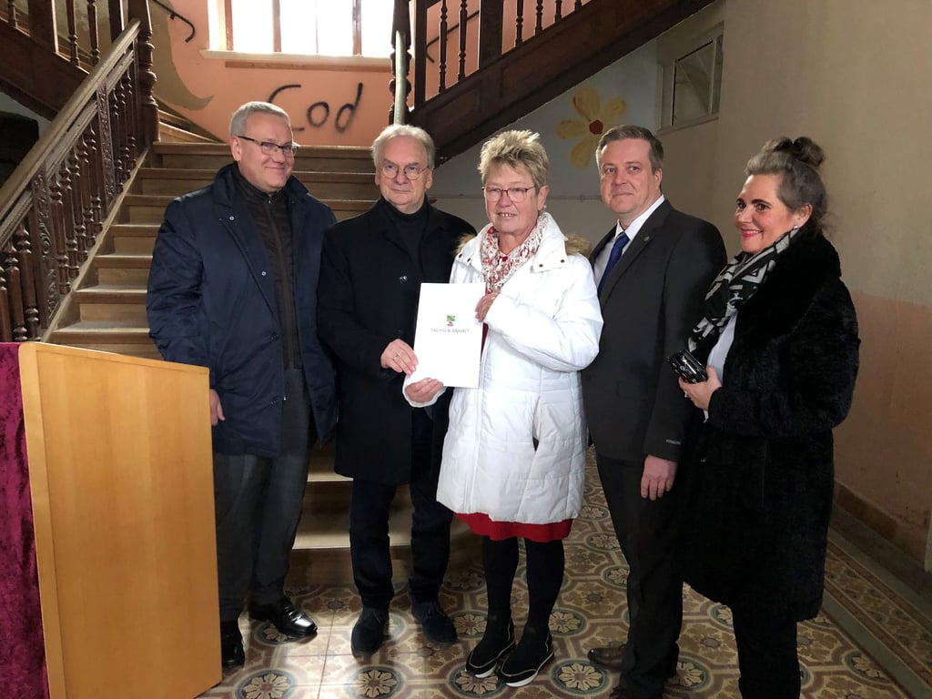 Ministerpräsident Reiner Haseloff (2.v.l.) übergab am Mittwoch die Fördermittel für das Rittergut Plotha an den Teucherner Bürgermeister Marcel Schneider (2.v.r.), hier mit Landrat Götz Ulrich (l.), der Prittitzer Ortsbürgermeisterin Lissie Weise (Mitte) und CDU-Landtagsabgeordnete Elke Simon-Kuch.