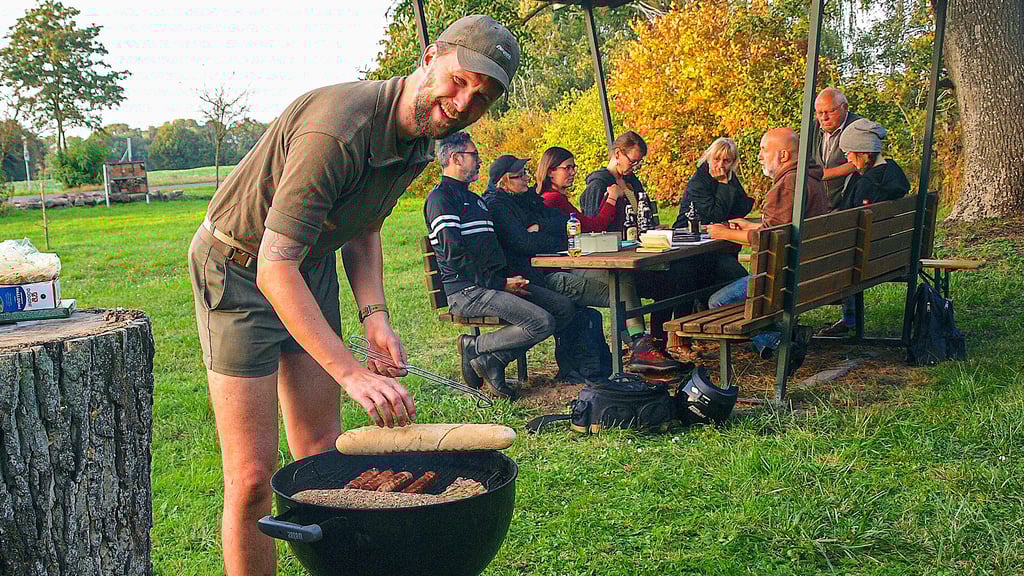 Martin Fischer, hier bei einem gemütlichen Grillnachmittag, engagiert sich beim Naturerbeverein. Er hat mit dem Vorsitzenden Ulf Müller die Vorhaben für das Jahr 2024 plant.