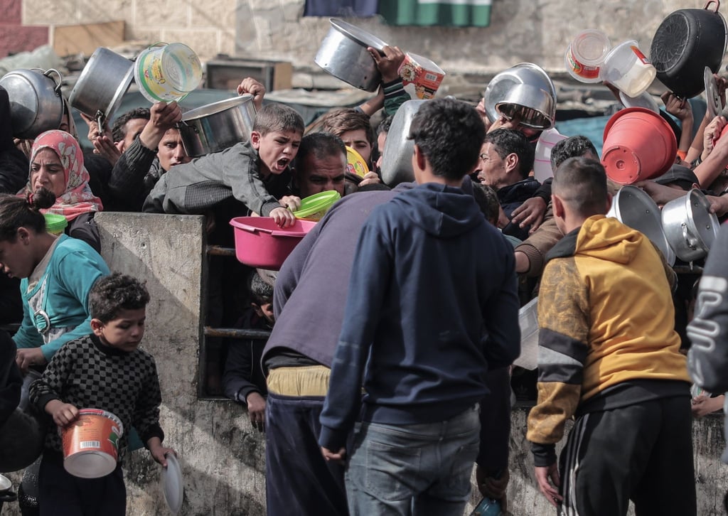 Palästinenser warten in einem Flüchtlingslager im südlichen Gazastreifen auf Lebensmittel.