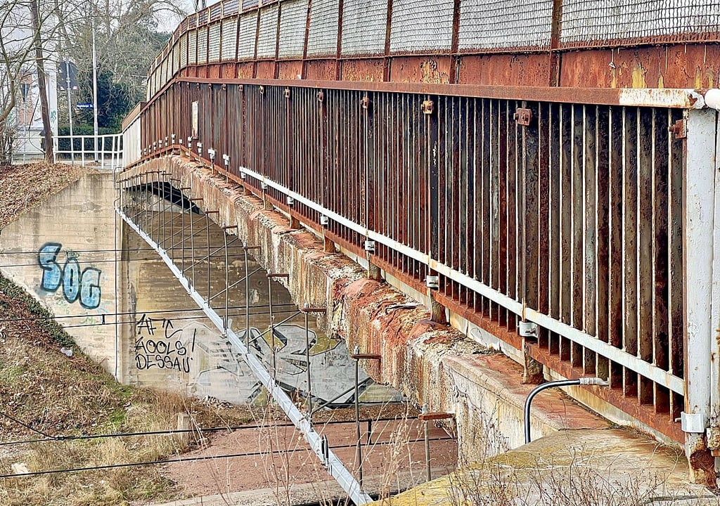 Der Unterboden der Brücke ist marode und muss notgesichert werden.
