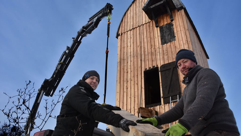 Erik Grenda (l.) und David Wippich von der Zimmerei Ulrich Blümner aus Bismark bauen einen Sterz an die Etinger Bockwindmühle.