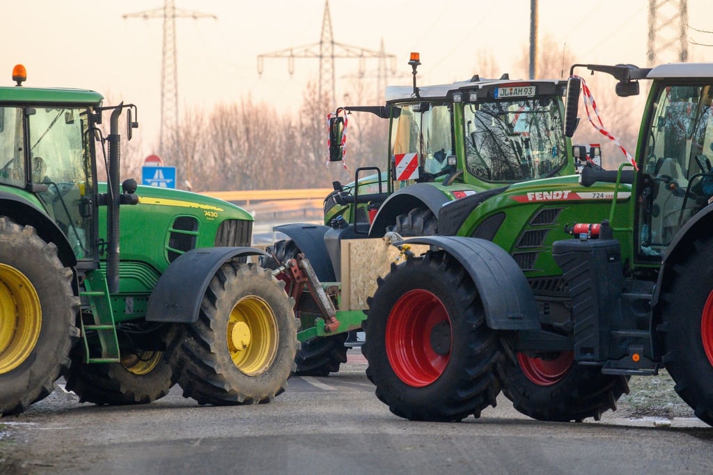 Traktoren rollen zur A2-Autobahnauffahrt Magdeburg-Rothensee in Richtung Hannover.