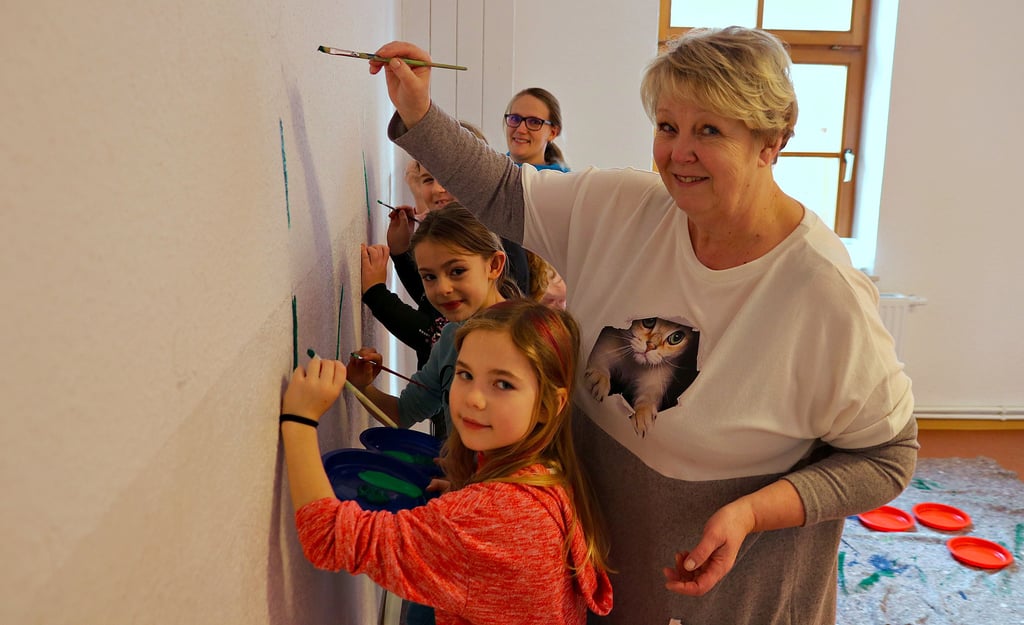 Auftakt zur Wandmalerei: Die ehemalige Lehrerin Gundel Barth ließ sich nicht zweimal bitten, bei der Aktion mitzumachen.
