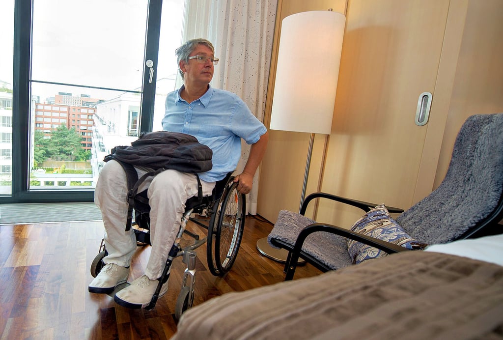 Dieses Hotelzimmer ist auf die Bedürfnisse des Rollstuhlfahrers zugeschnitten. Der Urlaub wird gebucht.
