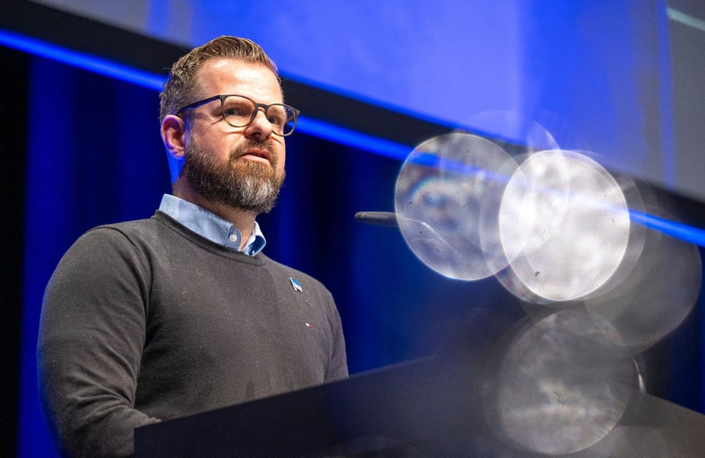 Fabian Drescher spricht bei einer Mitgliederversammlung in der Messe Berlin.