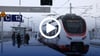 Für die Österreichische Bundesbahn weiß-rot lackert: Einer der drei neuen Talent-Züge macht in Halle Station.