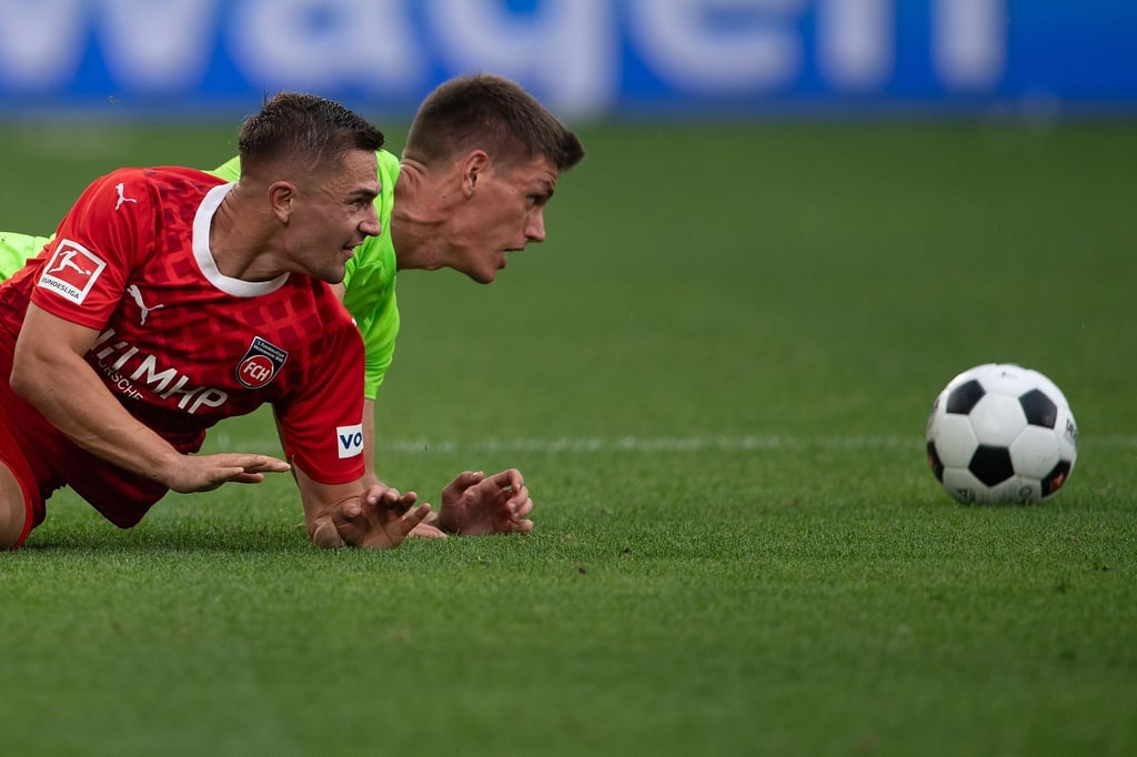 Heidenheims Nikola Dovedan (l) spielt gegen Wolfsburgs Joakim Maehle. Wolfsburg trifft auf Heidenheim.